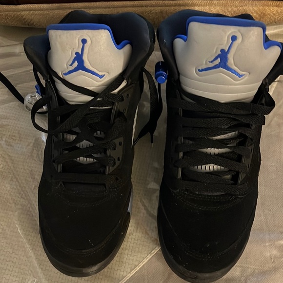 Hi I’m selling these new retro Jordan sneakers size 7.5 In Boys